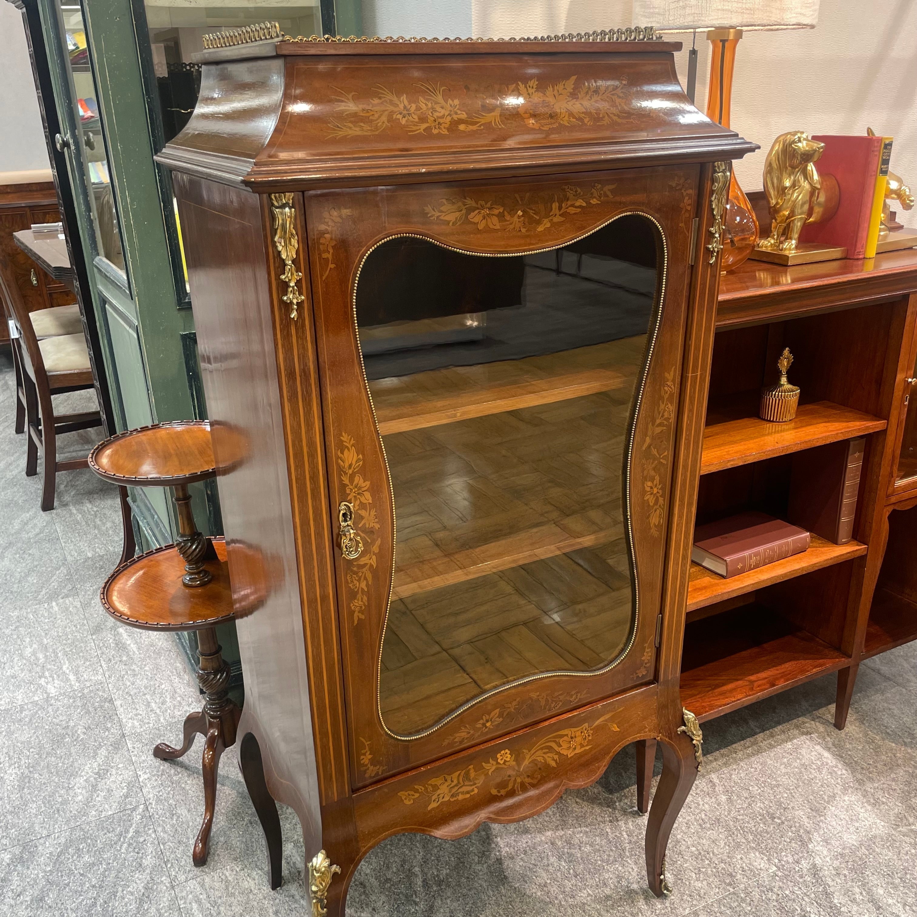 物語を宿すアンティーク家具

